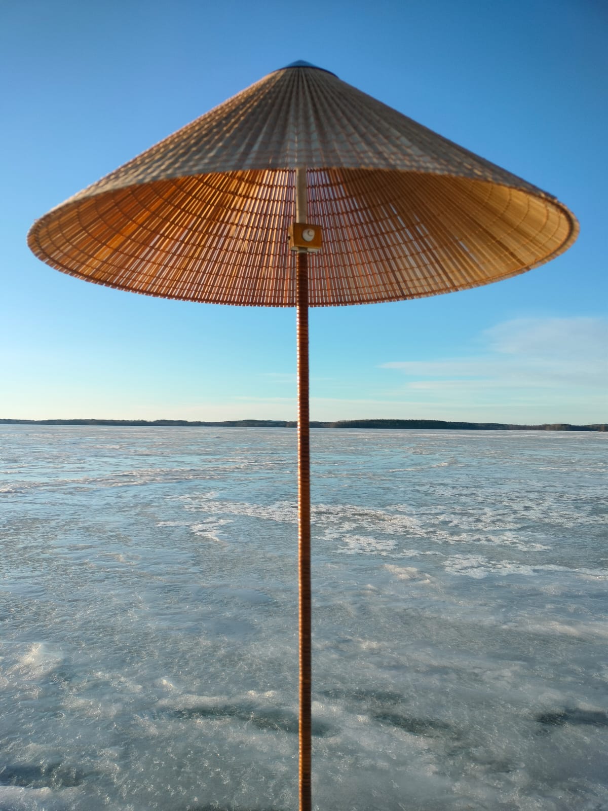 Haapasälevarjostin mid-century lattiavalaisimeen