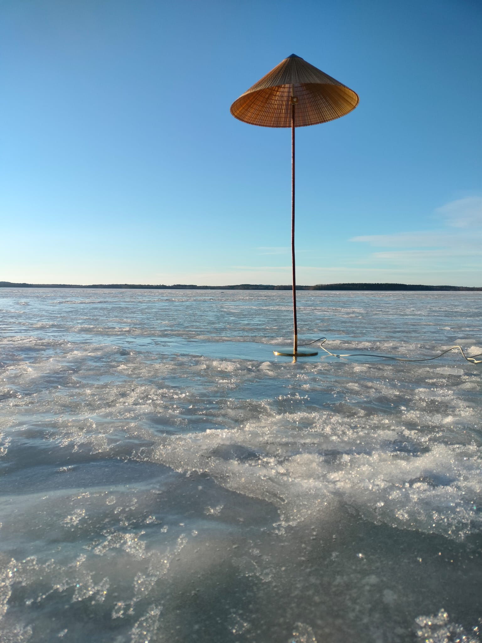 Haapasälevarjostin mid-century lattiavalaisimeen